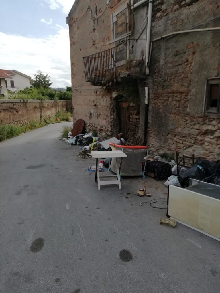 WhatsApp-Image-2019-05-09-at-16.52.40-768x1024 Barcellona, rifiuti ingombranti abbandonati: la segnalazione dai residenti di via Vecchia San Giovanni