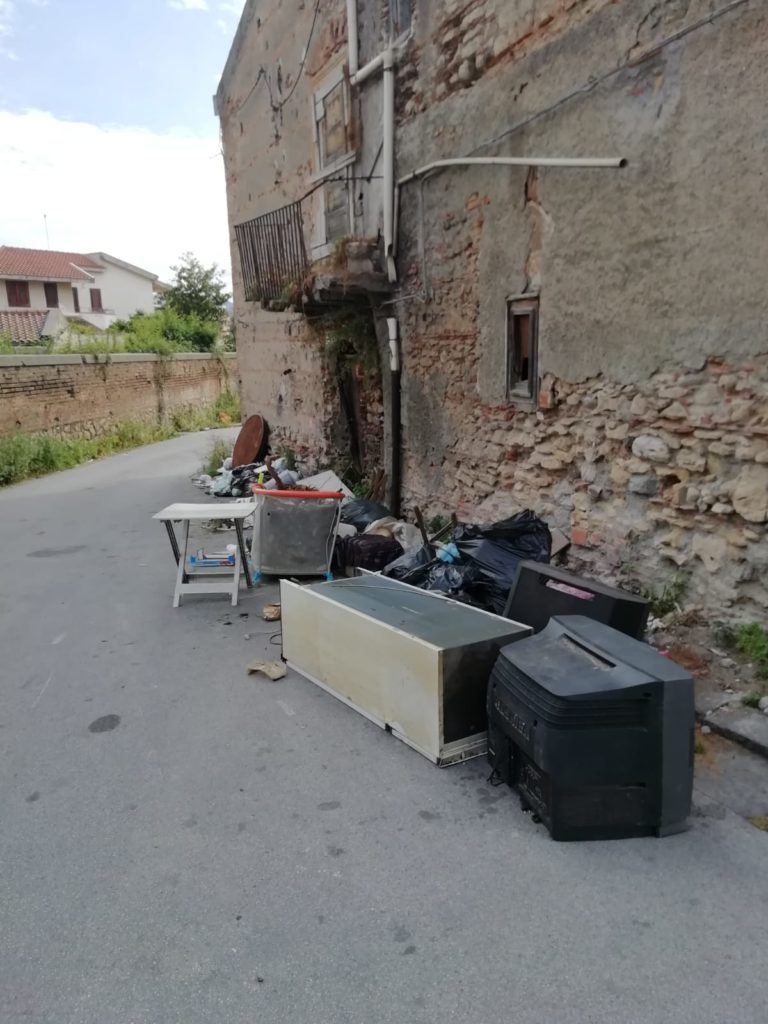 WhatsApp-Image-2019-05-09-at-16.52.48-768x1024 Barcellona, rifiuti ingombranti abbandonati: la segnalazione dai residenti di via Vecchia San Giovanni