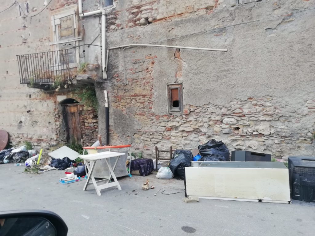 WhatsApp-Image-2019-05-09-at-16.52.55-1024x768 Barcellona, rifiuti ingombranti abbandonati: la segnalazione dai residenti di via Vecchia San Giovanni