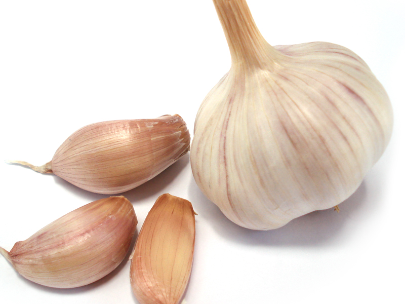 L'aglio, non solo pianta aromatica ma anche bulbo con proprietà ...