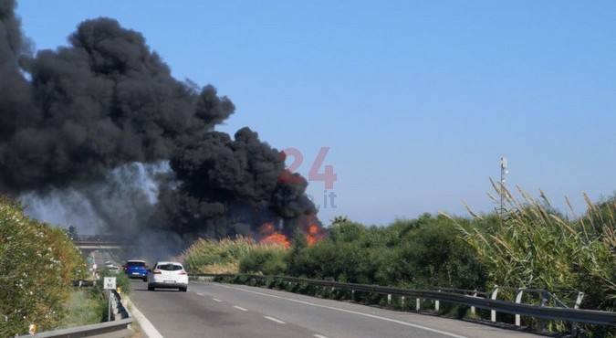 incendioterme03 Incendio a Terme Vigliatore, chiuso il tratto di autostrada A20 tra Falcone e Barcellona