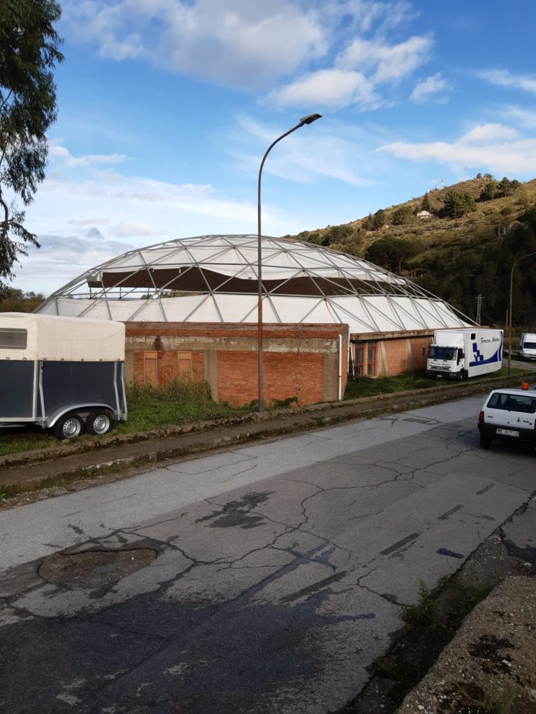 WhatsApp-Image-2019-11-13-at-08.54.58-768x1024 A Novara di Sicilia il vento ad oltre 187 km/h scoperchia la tensostruttura