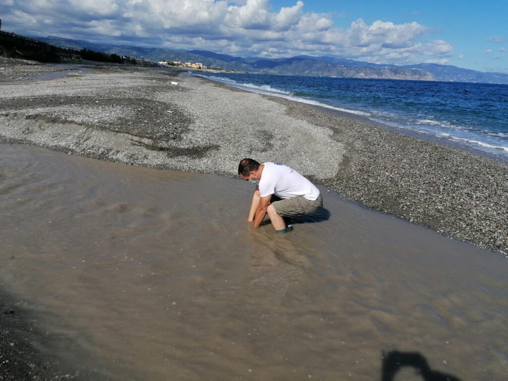 WhatsApp-Image-2020-08-01-at-11.16.27-1024x768 Monitoraggio di Goletta Verde sulle coste della regione. Torrente Patrì fortemente inquinato
