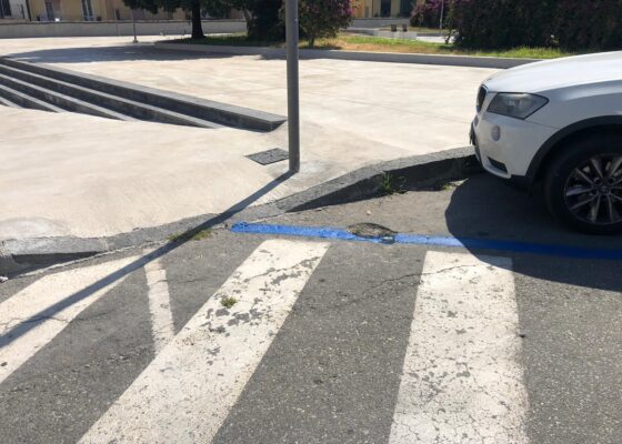 WhatsApp-Image-2020-08-03-at-12.29.21-1-560x400 Barcellona, le strisce blu davanti al passaggio per i disabili: la ditta corre ai ripari