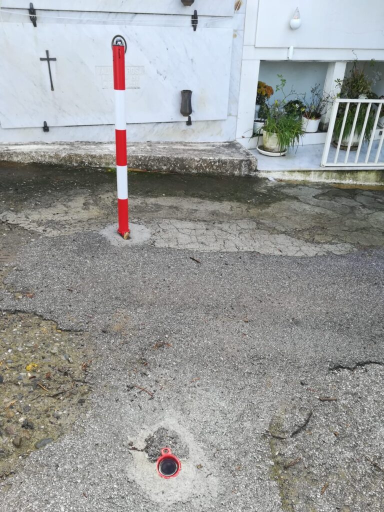 68e58ee2-4739-4d84-93da-20897e07d56b-768x1024 Ingresso al cimitero vietato dal retro? Non tutti apprezzano. La segnalazione
