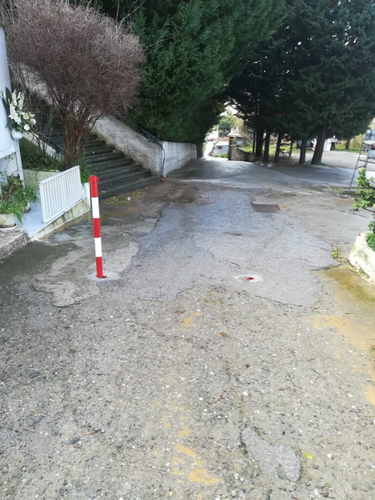 a3ee875d-23f6-40d2-9e7d-fa789ac936c4-768x1024 Ingresso al cimitero vietato dal retro? Non tutti apprezzano. La segnalazione
