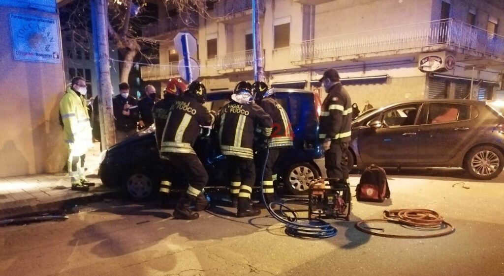 incidente-via-kennedy-002-1024x562 Barcellona, incidente tra via Kennedy e via Cattafi: i Vigili del Fuoco estraggono da un'auto una donna ferita