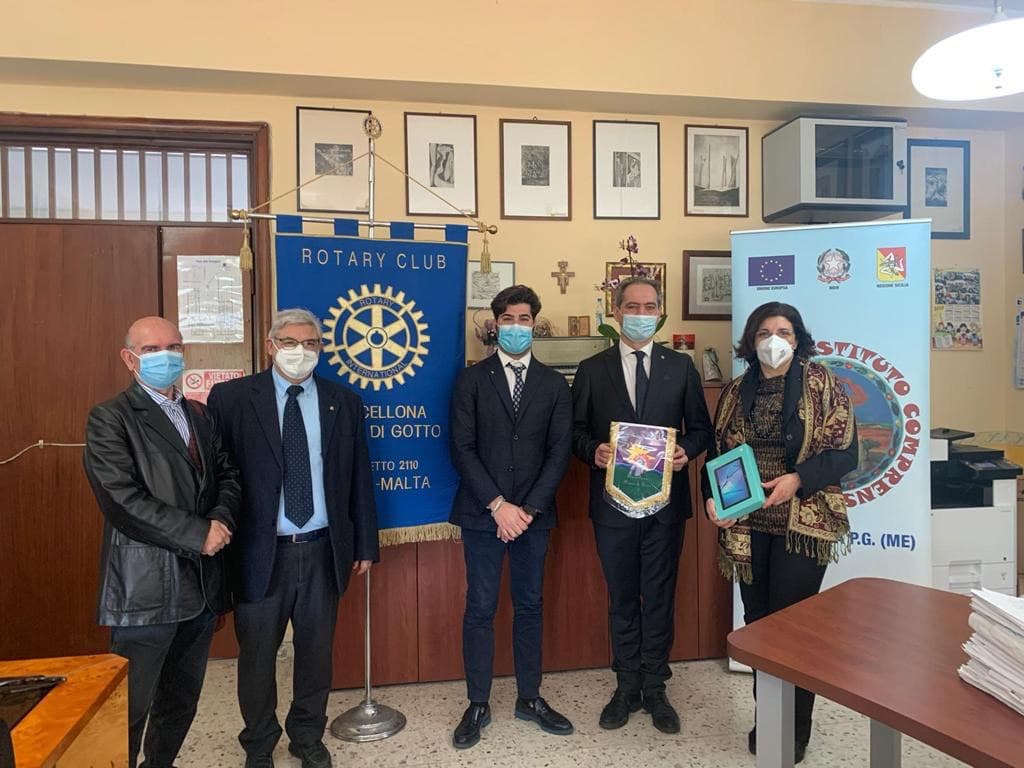 photo_2021-03-30_17-15-40 Progetto distrettuale Rotary: consegnati i tablet per la DAD