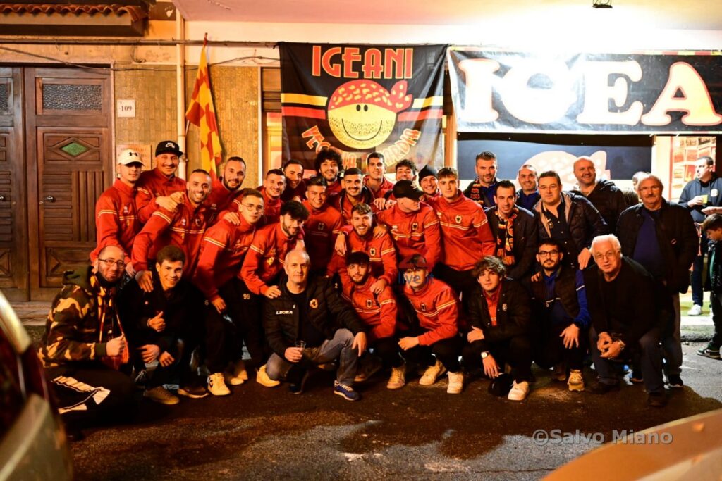 2021120_festa-tifosi-igea01-1024x683 I tifosi e la squadra dell'Igea 1946 hanno festeggiato i 30 anni dello "Smile" giallorosso