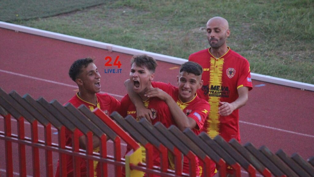 24LIVE-EVIDENZA-igea-ragusa-2--1024x576 La Nuova Igea Virtus conquista la terza vittoria consecutiva: supera anche il Ragusa con i gol di Catanzaro e Longo