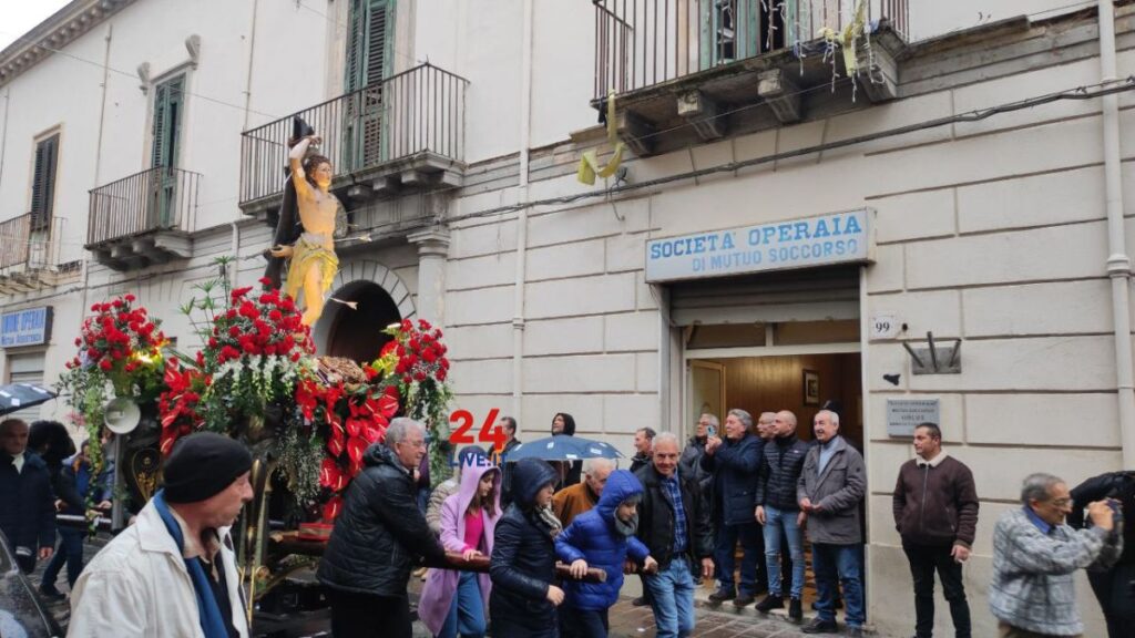 24LIVE-EVIDENZA-san-sebastiano-2024-10-1024x576 La pioggia non ferma la processione di San Sebastiano: buona partecipazione dei fedeli