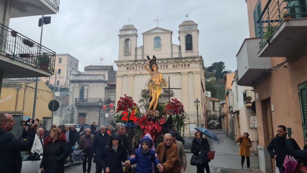 24LIVE-EVIDENZA-san-sebastiano-2024-11-1024x576 La pioggia non ferma la processione di San Sebastiano: buona partecipazione dei fedeli