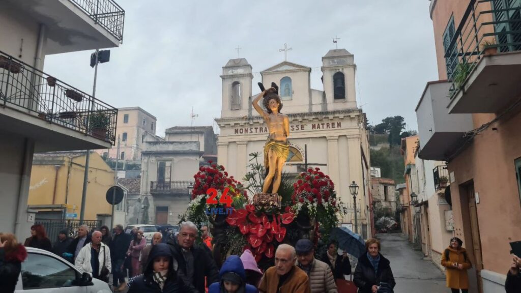 24LIVE-EVIDENZA-san-sebastiano-2024-12-1024x576 La pioggia non ferma la processione di San Sebastiano: buona partecipazione dei fedeli