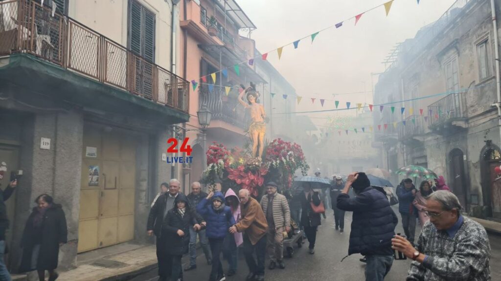 24LIVE-EVIDENZA-san-sebastiano-2024-13-1024x576 La pioggia non ferma la processione di San Sebastiano: buona partecipazione dei fedeli