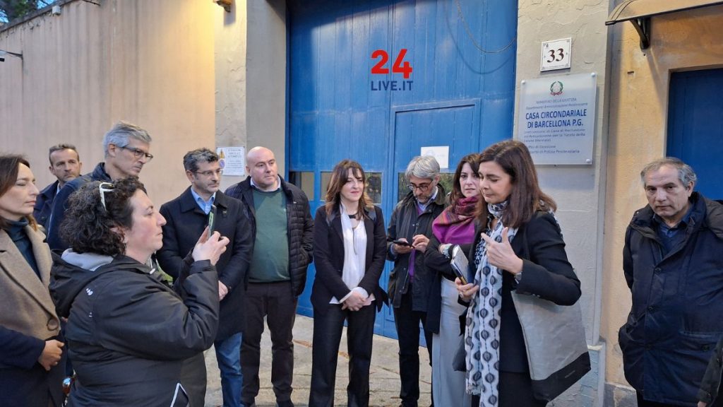 24LIVE-EVIDENZA-boldrini-barcellona-1-1024x576 La deputata Laura Boldrini visita nel carcere di Barcellona Marjan Jamali, la donna iraniana accusata di essere una scafista