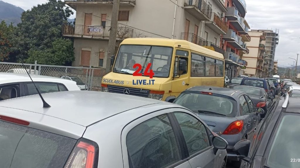 24LIVE-EVIDENZA-ingorgo-destra-longano-1024x576 Senso unico di marcia sulla via Destra Longano, i genitori degli alunni della primaria e dell'infanzia tornano a far sentire la loro voce