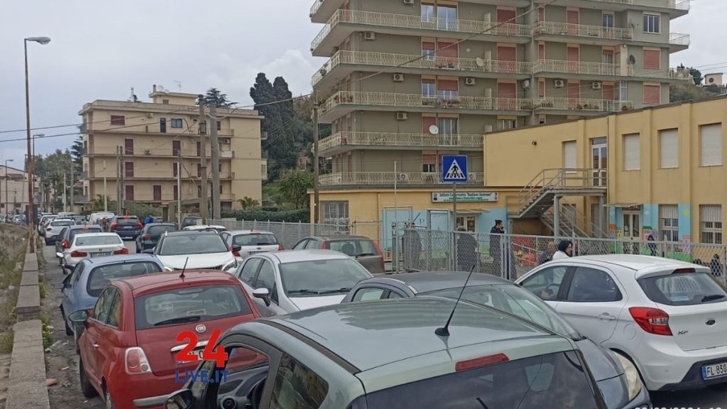 24LIVE-EVIDENZA-ingorgo-destra-longano1-1024x576 Senso unico di marcia sulla via Destra Longano, i genitori degli alunni della primaria e dell'infanzia tornano a far sentire la loro voce
