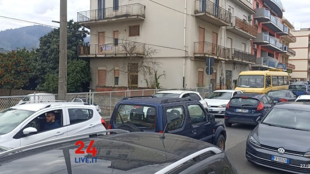24LIVE-EVIDENZA-ingorgo-destra-longano2-1024x576 Senso unico di marcia sulla via Destra Longano, i genitori degli alunni della primaria e dell'infanzia tornano a far sentire la loro voce