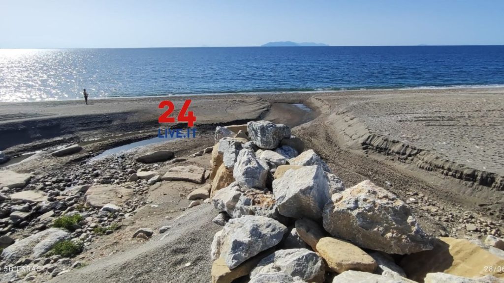 24LIVE-EVIDENZA-fogna-via-eolie2-1024x576 Barcellona, bloccato lo sversamento dei liquami in spiaggia: erano staccate le pompe di sollevamento a Cicerata e Calderà