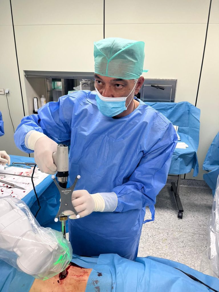 ProfSalvatore_M_Cardali-768x1024 Il Papardo di Messina è leader nella chirurgia robotica vertebrale
