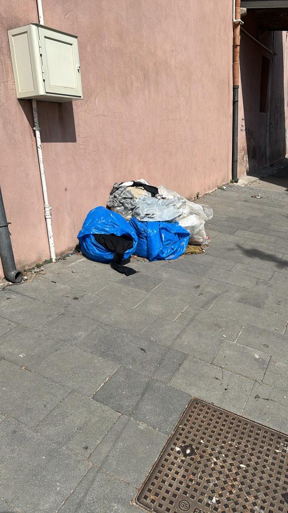 WhatsApp-Image-2024-05-30-at-18.33.45-576x1024 La riflessione di un barcellonese che torna a casa e nota lo scarso senso civico del suo quartiere Sant'Antonino