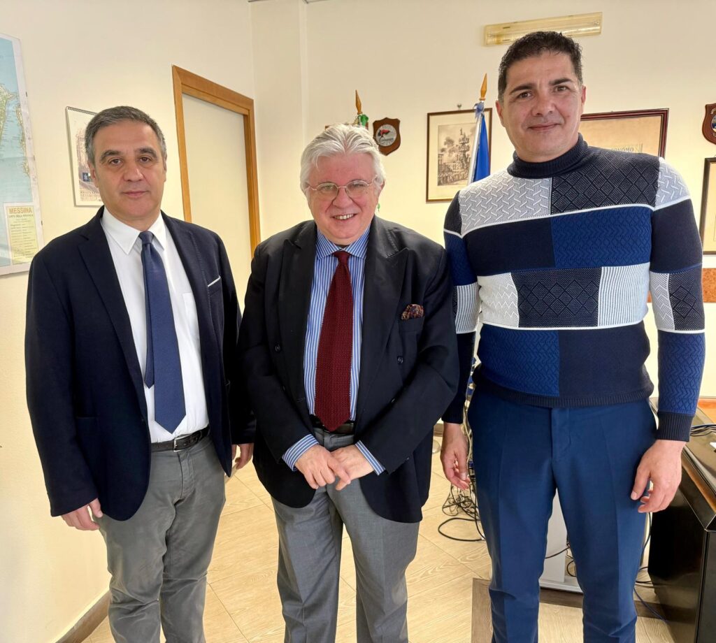accordo-tra-direttore-Ccpm-Salvatore-Agati-direttore-generale-Giuseppe-Cucci-e-presidente-associazione-Una-voce-per-padre-PIo-Vicenzo-Palumbo-Copia-1024x920 “Cuori Ribelli dell’Asp Messina”: la collaborazione internazionale per i bimbi dell’Africa