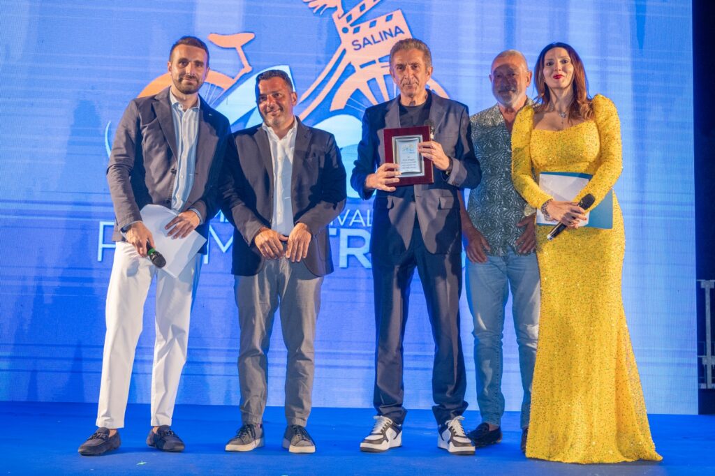 01-Premiazione-Ezio-Greggio-1024x682 Marefestival Salina: Premio Troisi 2025