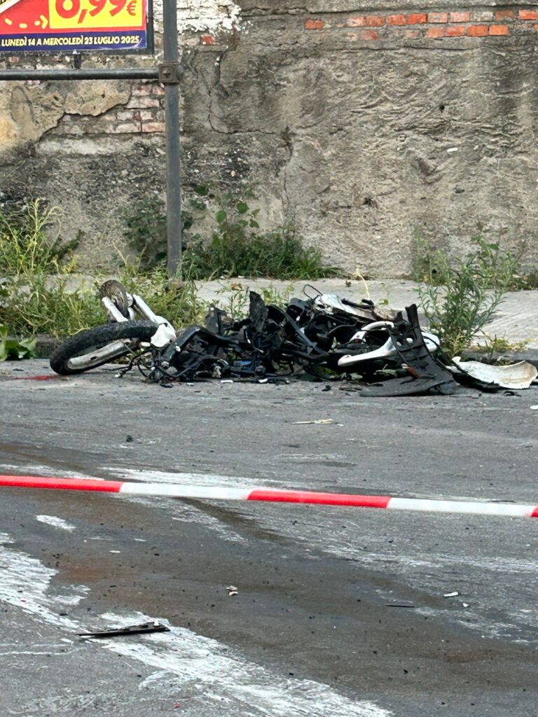 Scontro-mortale-4-768x1024 Scontro in via Kennedy: muoiono sul colpo due diciassettenni
