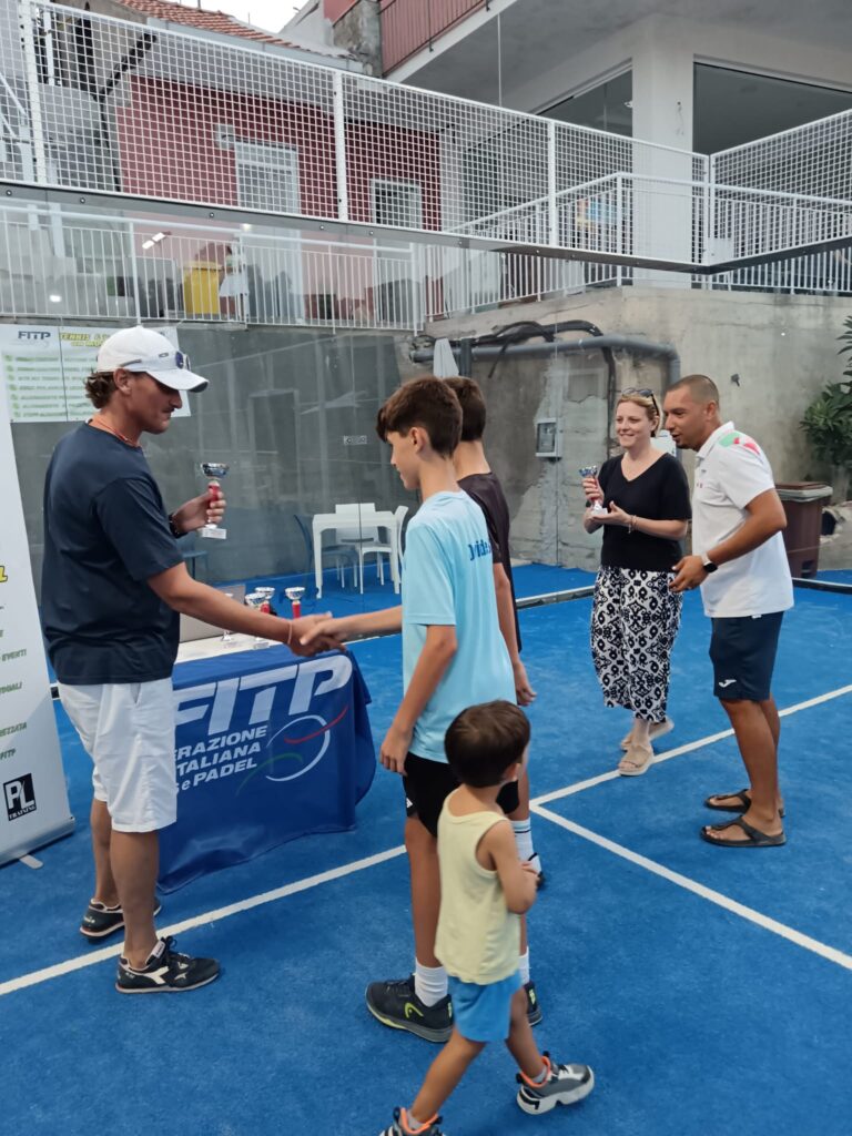 WhatsApp-Image-2025-08-10-at-18.08.25-1-768x1024 Padel giovanile: trionfo del Barcellona Sport Village al torneo Next Gen Sicilia di Patti
