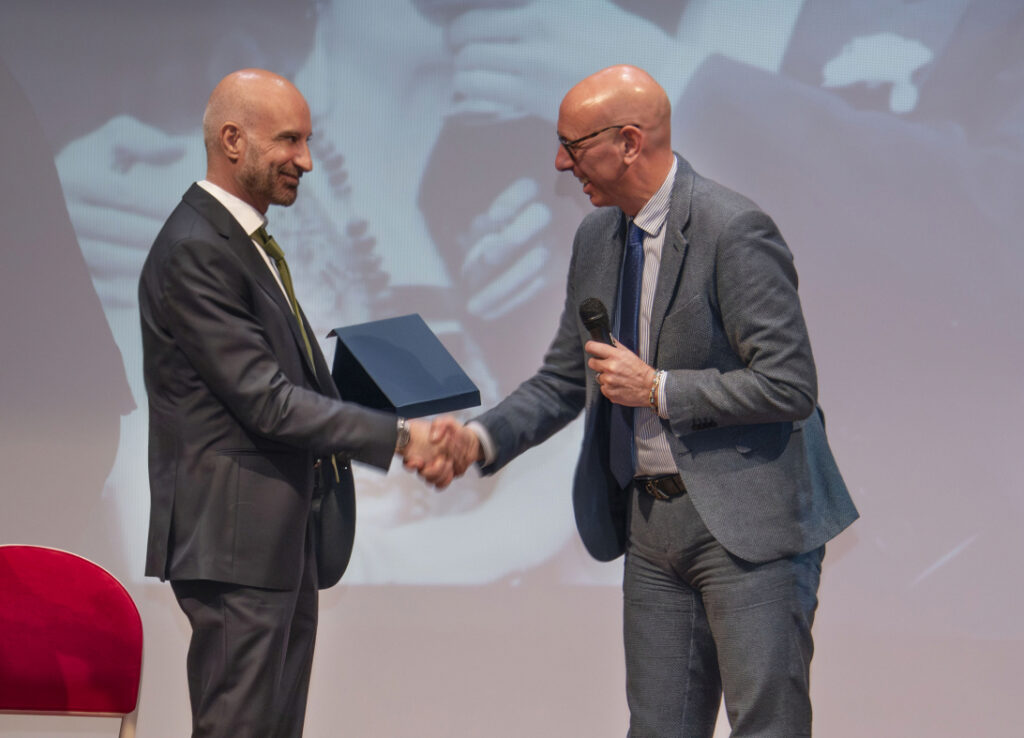 1.-Antonio-La-Torre-Giordano-riceve-il-Premio-dal-Sindaco-e-Presidente-della-provincia-di-Perugia-1024x738 Il barcellonese La Torre Giordano premiato per la ricerca sulla storia del cinema siciliano