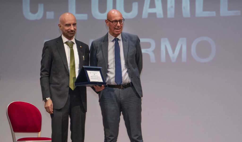 2.Antonio-La-Torre-Giordano-riceve-il-Premio-dal-Sindaco-e-Presidente-della-provincia-di-Perugia-1024x602 Il barcellonese La Torre Giordano premiato per la ricerca sulla storia del cinema siciliano