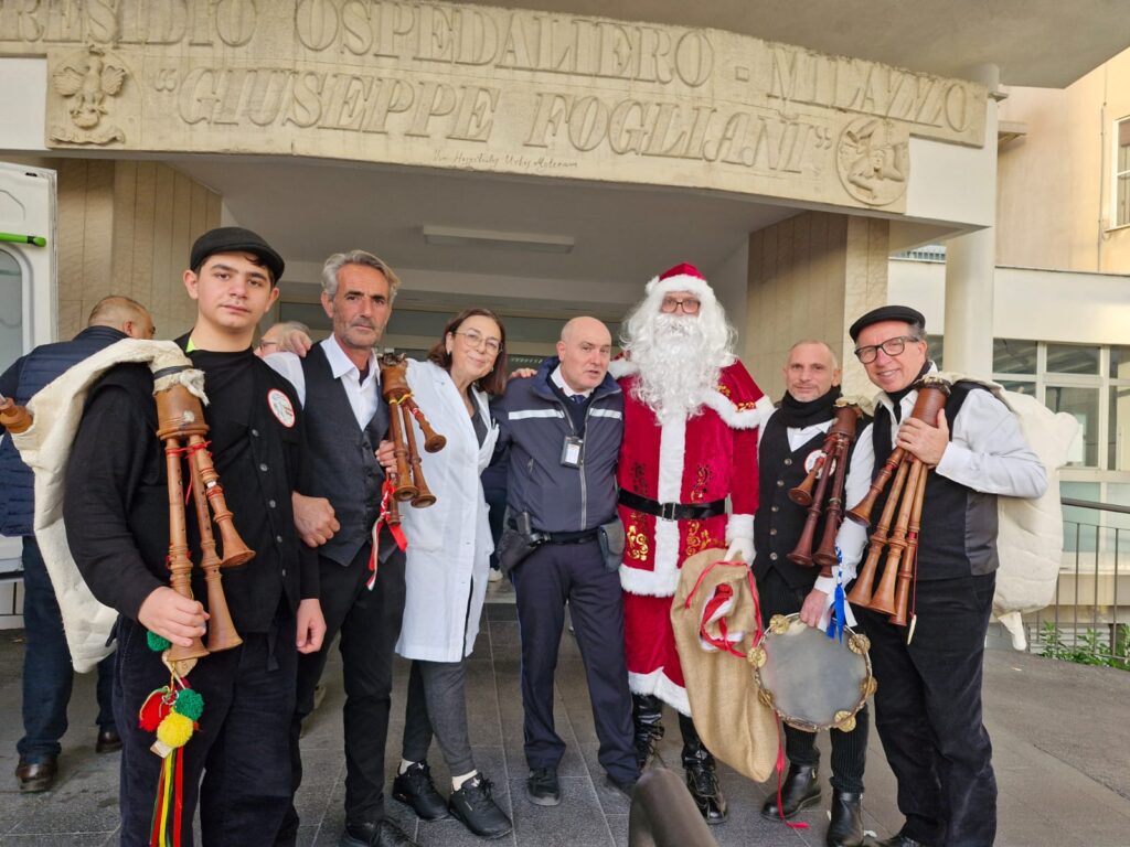 WhatsApp-Image-2026-01-03-at-21.09.16-1-1024x768 La tradizione e la solidarietà negli ospedali grazie agli Zampognari barcellonesi