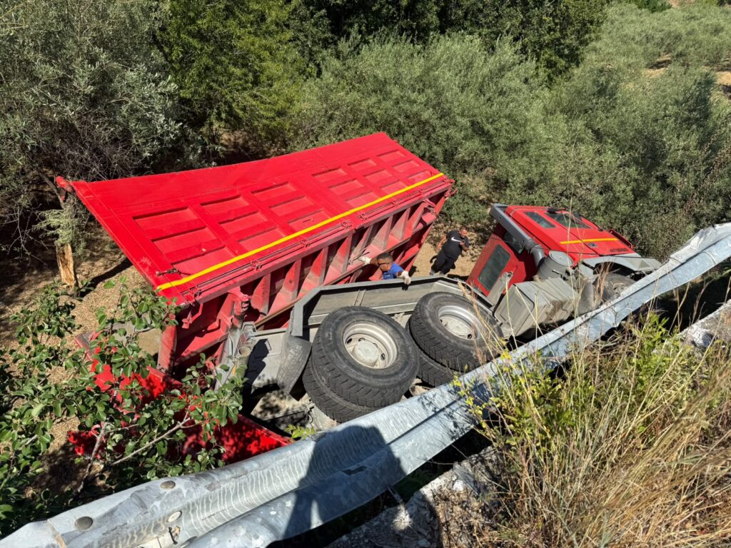 WhatsApp-Image-2026-07-06-at-10.59.44-1024x768 Barcellona, camion finisce fuori strada sulla salita di San Paolo: viabilità interrotta
