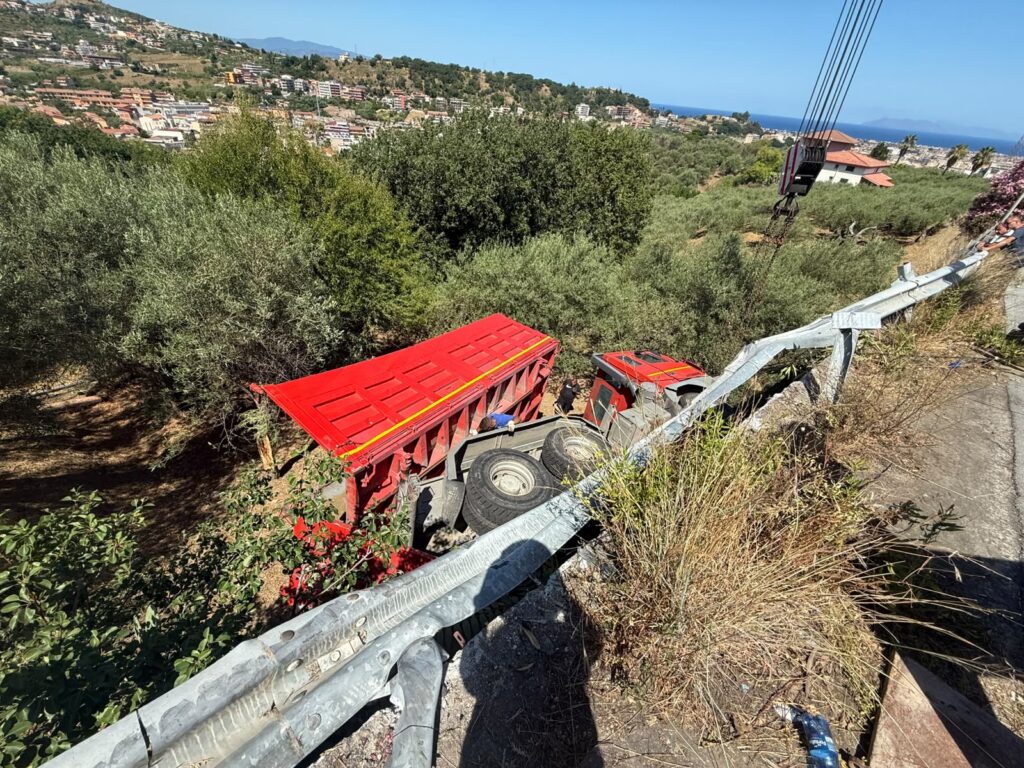 WhatsApp-Image-2026-07-06-at-10.59.44-2-1024x768 Barcellona, camion finisce fuori strada sulla salita di San Paolo: viabilità interrotta