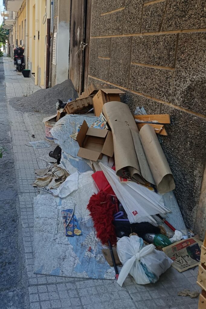 WhatsApp-Image-2026-08-19-at-10.30.31-682x1024 Segnalazione: rifiuti abbandonati sul marciapiede in Via Alfonso La Marmora