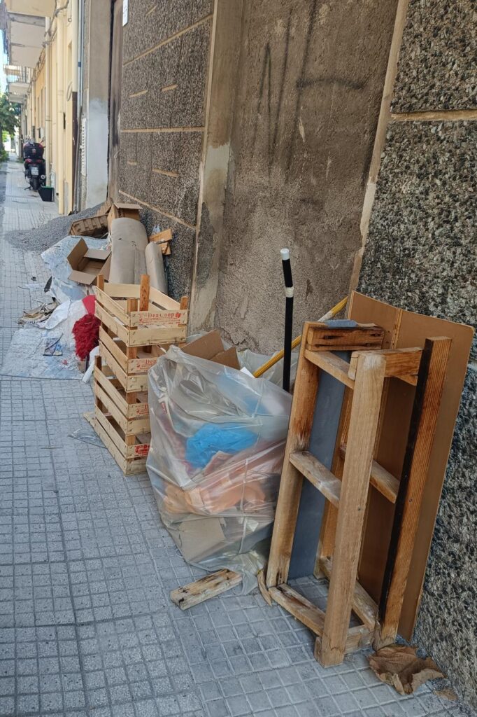WhatsApp-Image-2026-08-19-at-10.30.35-682x1024 Segnalazione: rifiuti abbandonati sul marciapiede in Via Alfonso La Marmora